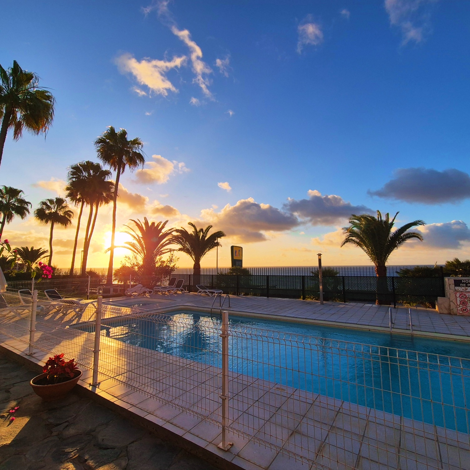Piscina y vistas en 8i Ocean Front Playa 4